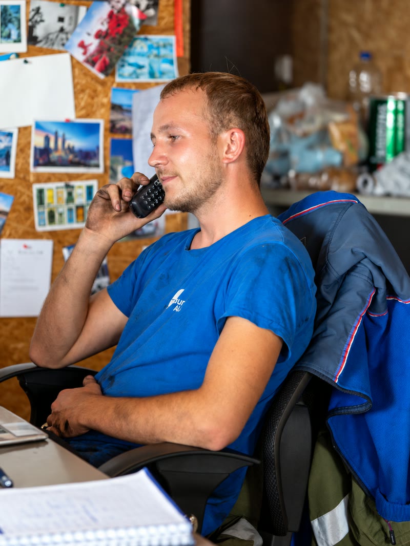 Mitarbeiter berät einen Kunden am Telefon